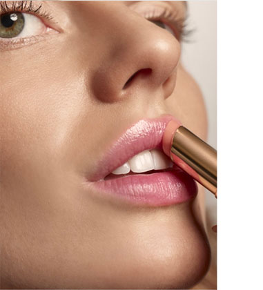 Das Model trägt den feuchtigkeitsspendenden Lippenbalsam Phyto-Lip Balm in dem Farbton Pink Glow